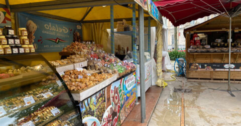 stands de produits italiens sur la place de la Libération de Gaillac