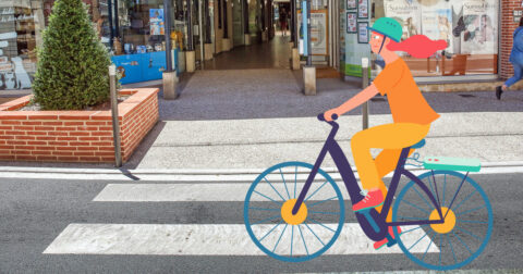 Montage : photo d'une rue de Gaillac et, dessus, illustration d'une femme sur un vélo électrique