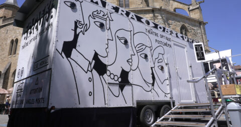 un camion blanc avec des dessins noirs dessus