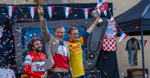 3 personnes sont heureux d'avoir gagné une course de vélo