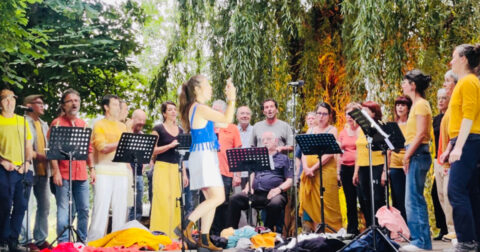 une chorale de chanteurs chantent