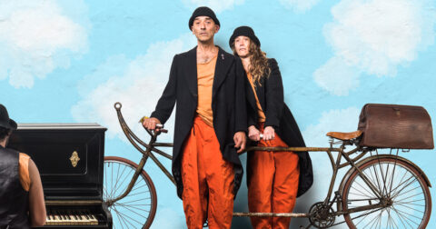 2 comédiens posent devant un vélo