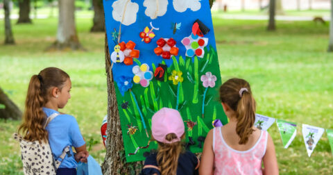 3 fillettes regardent un tableau réalisé avec des éléments de récupération