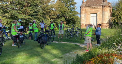 un groupe de personne visite la ville de gaillac à vélo