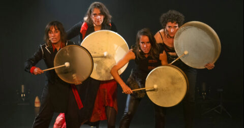 4 musiciennes jouent du tambour