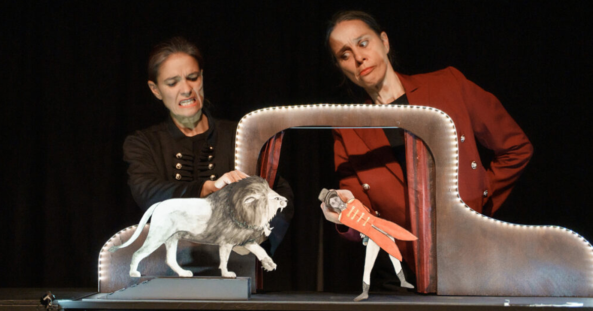 2 comédiennes jouent des marionnettes