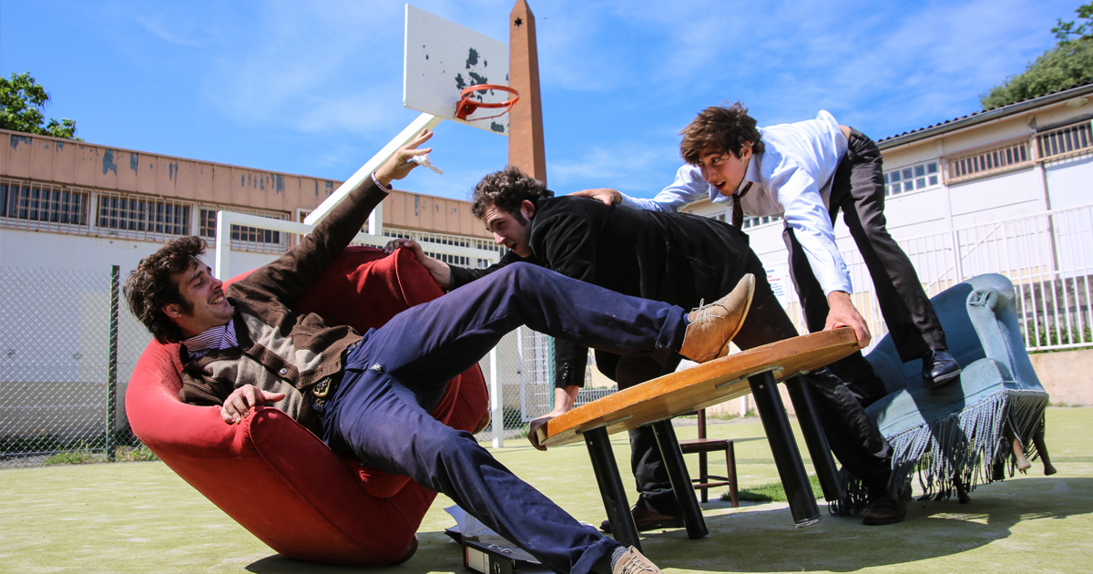 4 comédiens tombent sur des chaises et des tables