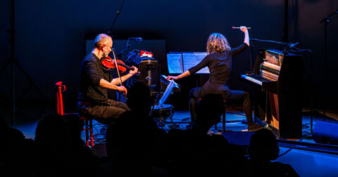 2 musiciens jouent de la musique au piano et au violon