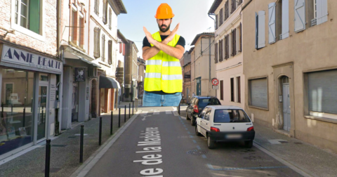 vue de la rue de la Madeleine, avec un ouvrier de chantier au cetre