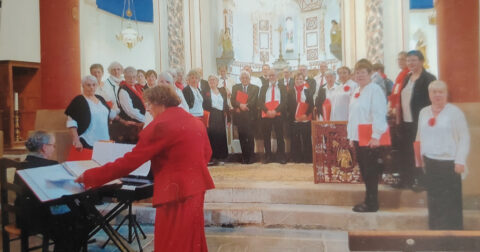 une chorale chante dans une église