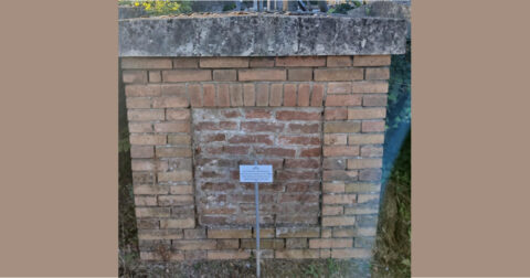 façade d'une tombe au cimetière