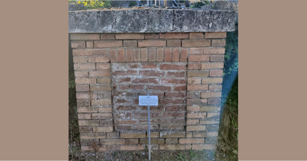 façade d'une tombe au cimetière