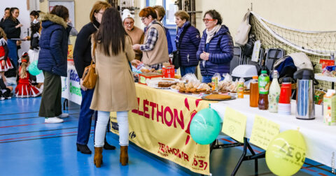 public devant le stand du téléthon